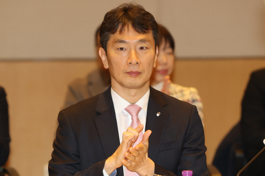 이복현 금융감독원장이 13일 서울 여의도 한국경제인협회에서 열린 '기업ㆍ주주 상생의 거버넌스 구축을 위한 열린 토론'에 참석해 박수를 치고 있다.  연합뉴스